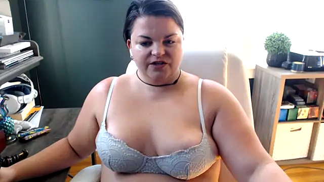 Snapshot of PlayWithBrittany chatting on September 2025 03:50:02 PM PlayWithBrittany online show from September 2025 03:50:02 PM