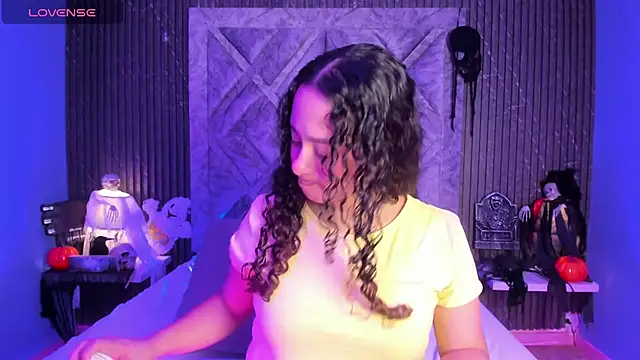 EverlyMooree online show from November 2025 08:11:01 PM