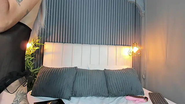 LunaBloomn online show from October 2025 05:54:02 PM