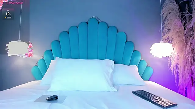 LunaBloomn online show from October 2025 05:33:01 PM