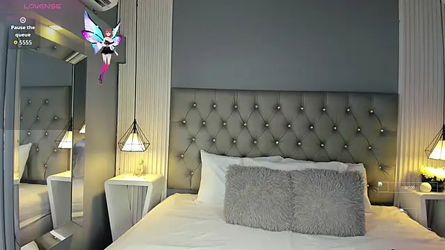 LunaBloomn online show from November 2025 12:03:01 PM