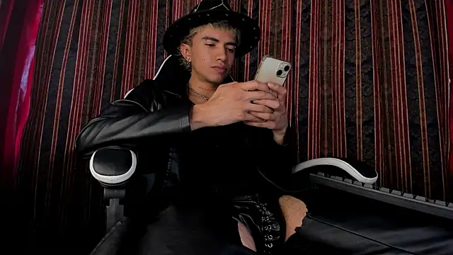 Snapshot of guynextdo0r chatting on November 2025 07:58:01 PM guynextdo0r online show from November 2025 07:58:01 PM