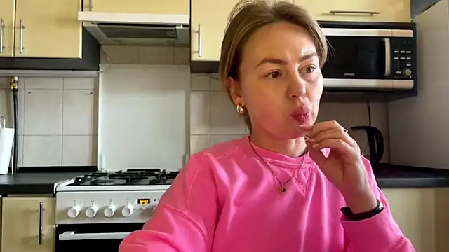 Snapshot of MartaLuna_ chatting on March 2026 08:07:01 AM MartaLuna online show from March 2026 08:07:01 AM