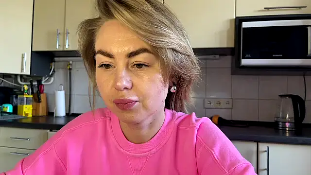 Snapshot of MartaLuna_ chatting on March 2026 10:19:02 AM MartaLuna online show from March 2026 10:19:02 AM