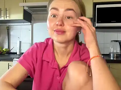 Snapshot of MartaLuna_ chatting on March 2026 08:09:01 PM MartaLuna online show from March 2026 08:09:01 PM