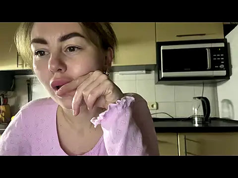 Snapshot of MartaLuna_ chatting on April 2026 09:01:02 PM MartaLuna online show from April 2026 09:01:02 PM