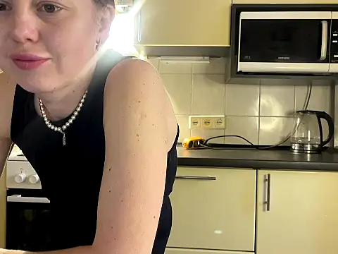 Snapshot of MartaLuna_ chatting on April 2026 03:32:02 PM MartaLuna online show from April 2026 03:32:02 PM