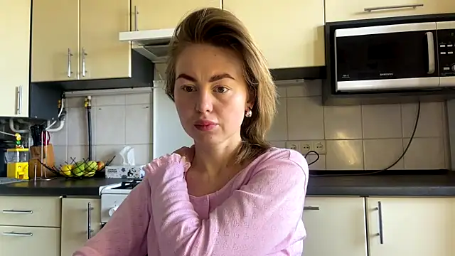 Snapshot of MartaLuna_ chatting on April 2026 08:48:01 AM MartaLuna online show from April 2026 08:48:01 AM