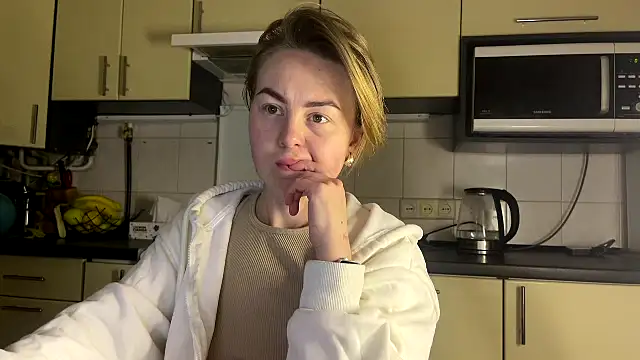 Snapshot of MartaLuna_ chatting on April 2026 09:37:01 PM MartaLuna online show from April 2026 09:37:01 PM