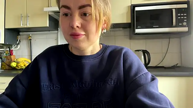 Snapshot of MartaLuna_ chatting on April 2026 06:52:01 AM MartaLuna online show from April 2026 06:52:01 AM