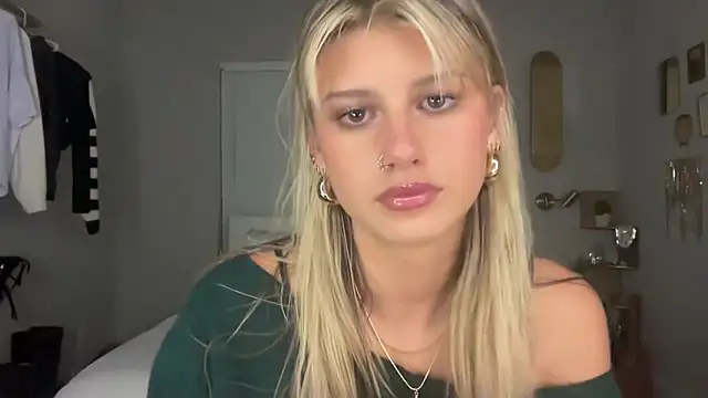 Snapshot of AnnGrayson chatting on October 2025 01:36:02 AM AnnGrayson online show from October 2025 01:36:02 AM