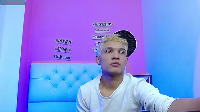 Snapshot of EL_VENEZOLANO_22CM chatting on October 2025 04:31:02 AM EL VENEZOLANO 22CM online show from October 2025 04:31:02 AM