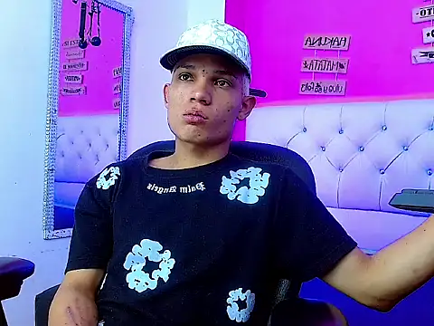 Snapshot of EL_VENEZOLANO_22CM chatting on October 2025 04:44:01 AM EL VENEZOLANO 22CM online show from October 2025 04:44:01 AM