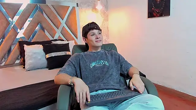 Snapshot of kraven_lust chatting on October 2025 03:15:02 AM kraven lust online show from October 2025 03:15:02 AM