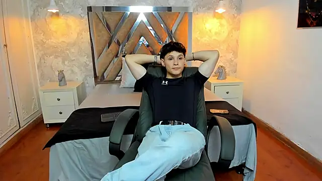 Snapshot of kraven_lust chatting on October 2025 03:47:01 AM kraven lust online show from October 2025 03:47:01 AM