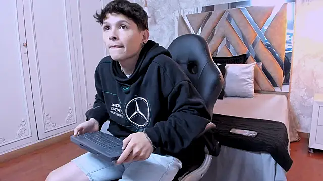 Snapshot of kraven_lust chatting on October 2025 02:58:02 AM kraven lust online show from October 2025 02:58:02 AM