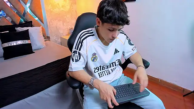 Snapshot of kraven_lust chatting on October 2025 03:06:02 AM kraven lust online show from October 2025 03:06:02 AM