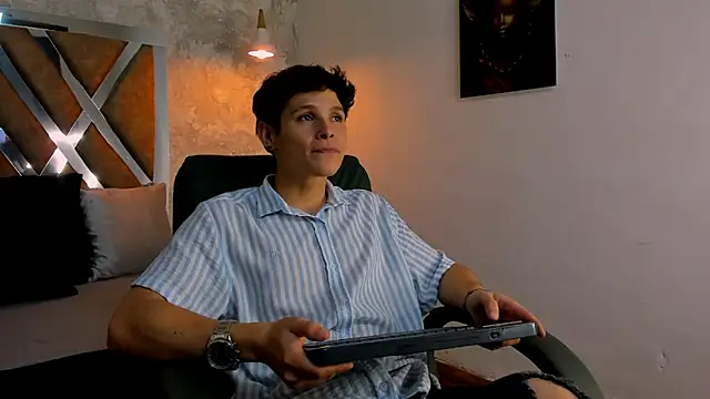 Snapshot of kraven_lust chatting on December 2025 03:04:01 AM kraven lust online show from December 2025 03:04:01 AM