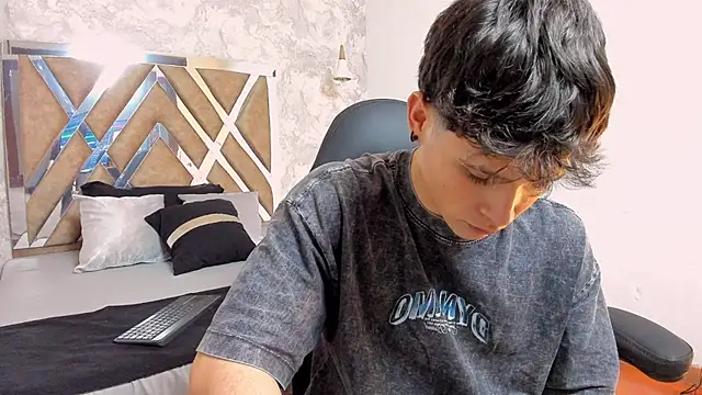 Snapshot of kraven_lust chatting on February 2026 03:12:01 AM kraven lust online show from February 2026 03:12:01 AM