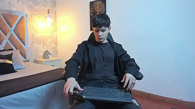 Snapshot of kraven_lust chatting on April 2026 03:05:01 AM kraven lust online show from April 2026 03:05:01 AM