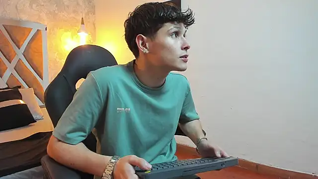 Snapshot of kraven_lust chatting on April 2026 03:04:02 AM kraven lust online show from April 2026 03:04:02 AM