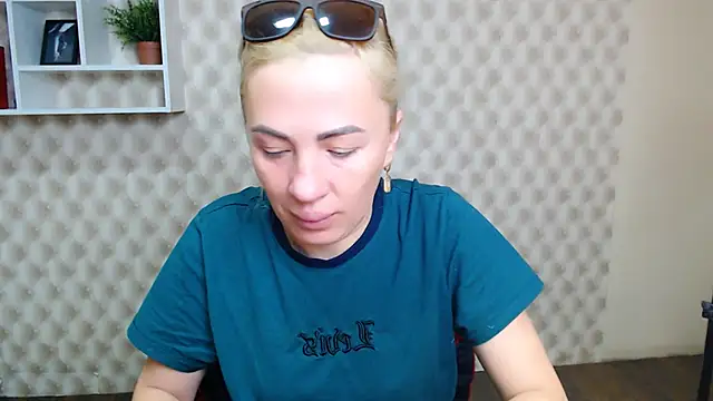 EmmaCat  online show from October 2025 04:32:01 AM