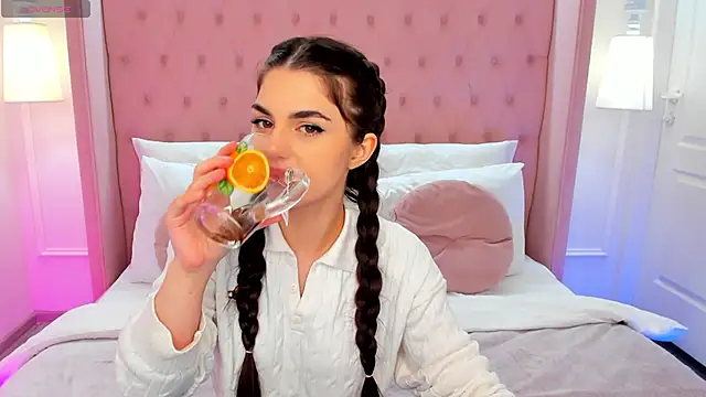 HelenTiny online show from November 2025 01:22:04 PM