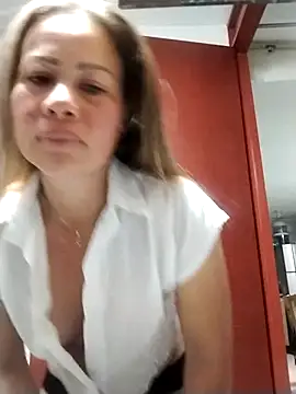 Snapshot of LaraCaliente chatting on September 2025 07:11:02 AM LaraCaliente online show from September 2025 07:11:02 AM