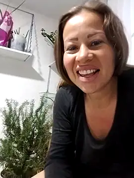 Snapshot of LaraCaliente chatting on October 2025 10:36:02 AM LaraCaliente online show from October 2025 10:36:02 AM