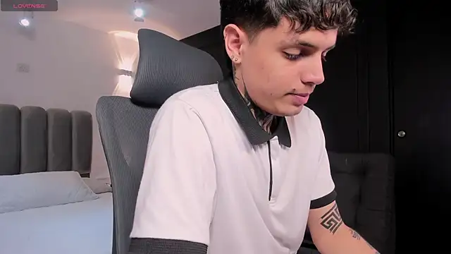 Snapshot of Declan-Fox chatting on September 2025 04:03:01 AM Declan-Fox online show from September 2025 04:03:01 AM