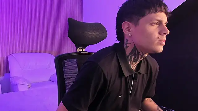 Snapshot of Declan-Fox chatting on October 2025 01:00:02 PM Declan-Fox online show from October 2025 01:00:02 PM