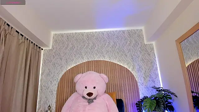 Sophiie Belle online show from November 2025 02:27:01 PM