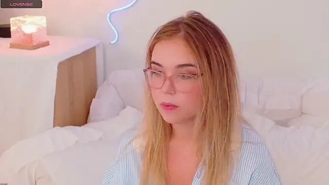 Lilith Bonheur online show from December 2025 12:49:02 AM