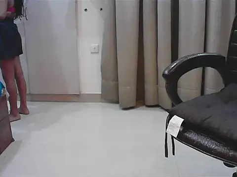 short girl  online show from October 2025 04:30:02 PM