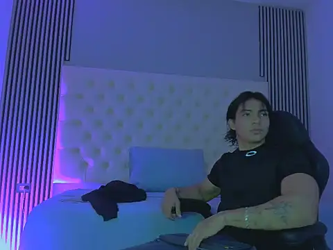 Snapshot of toji_luxxer chatting on September 2025 12:06:01 PM toji luxxer online show from September 2025 12:06:01 PM