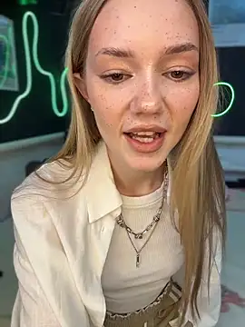 MilaMoone online show from May 2026 11:15:01 AM