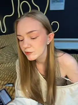 MilaMoone online show from May 2026 11:18:01 AM