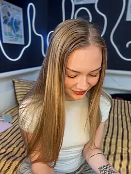 MilaMoone online show from May 2026 12:02:02 PM