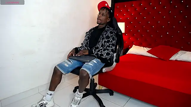 Snapshot of SkylerBigxxx chatting on September 2025 03:19:02 AM SkylerBigxxx online show from September 2025 03:19:02 AM