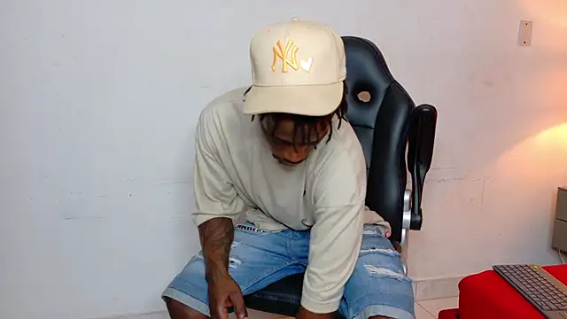 Snapshot of SkylerBigxxx chatting on October 2025 03:57:01 AM SkylerBigxxx online show from October 2025 03:57:01 AM