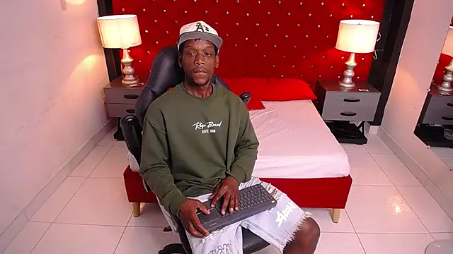 Snapshot of SkylerBigxxx chatting on October 2025 03:29:02 AM SkylerBigxxx online show from October 2025 03:29:02 AM