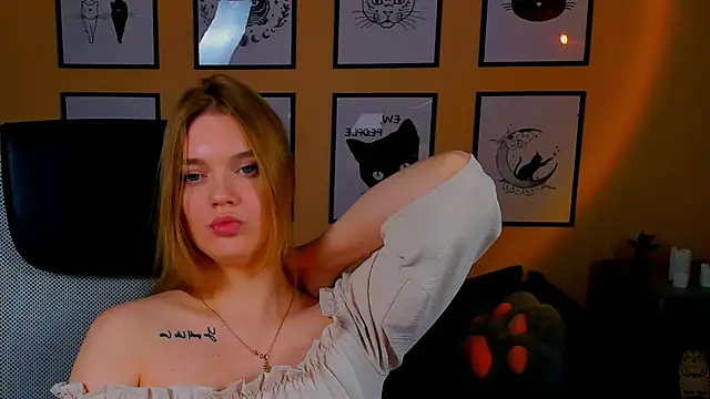 Snapshot of LisaMitchell chatting on October 2025 09:18:02 AM LisaMitchell online show from October 2025 09:18:02 AM