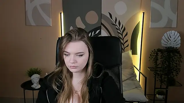 Snapshot of LisaMitchell chatting on October 2025 04:23:02 AM LisaMitchell online show from October 2025 04:23:02 AM