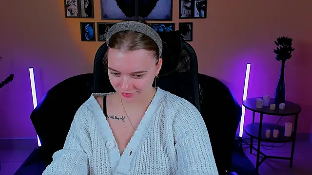 Snapshot of LisaMitchell chatting on October 2025 04:35:01 AM LisaMitchell online show from October 2025 04:35:01 AM