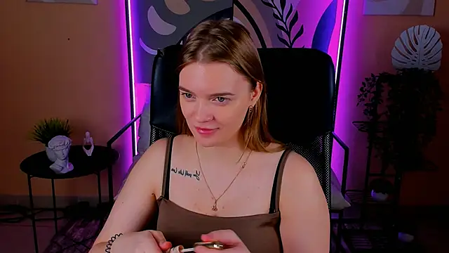 Snapshot of LisaMitchell chatting on October 2025 02:23:02 AM LisaMitchell online show from October 2025 02:23:02 AM