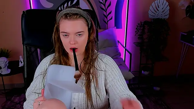 Snapshot of LisaMitchell chatting on October 2025 02:34:01 AM LisaMitchell online show from October 2025 02:34:01 AM