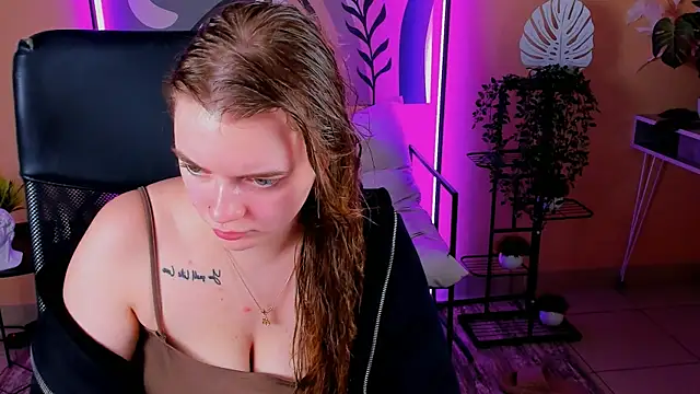 Snapshot of LisaMitchell chatting on October 2025 02:33:01 AM LisaMitchell online show from October 2025 02:33:01 AM