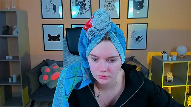 Snapshot of LisaMitchell chatting on October 2025 02:08:01 AM LisaMitchell online show from October 2025 02:08:01 AM