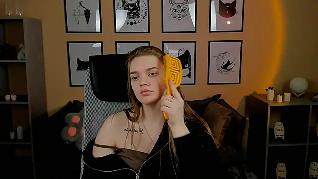 Snapshot of LisaMitchell chatting on October 2025 02:26:01 AM LisaMitchell online show from October 2025 02:26:01 AM