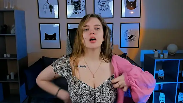 Snapshot of LisaMitchell chatting on October 2025 02:25:02 AM LisaMitchell online show from October 2025 02:25:02 AM